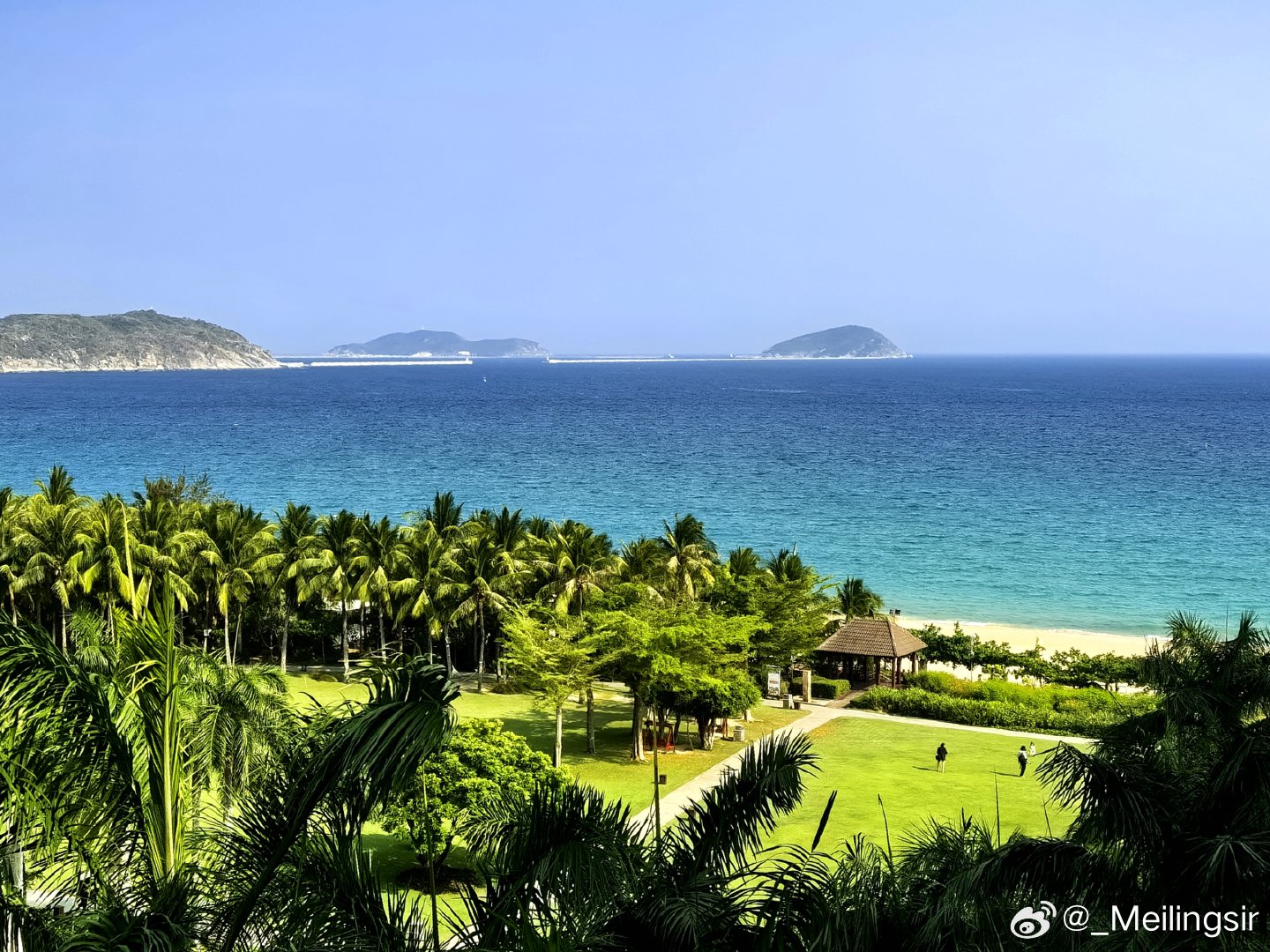 椰影伞下思乡情，海南岛风情画卷展眼前