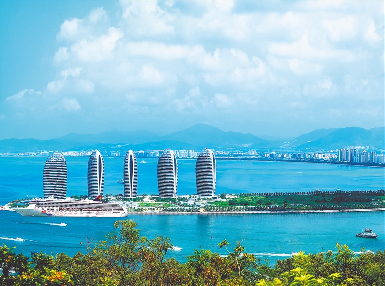 椰影伞下思乡情,海南岛风情画卷展眼前